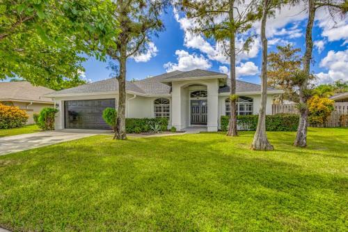 Wellington Casa | Nice neighborhood Pool, Office, 4 TVs, King b, BBQ
