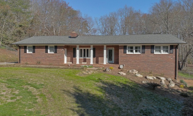 Union Mills Casa | Nice quiet keyless entry home just 25 min to Lake Lure & Chimney Rock with barn