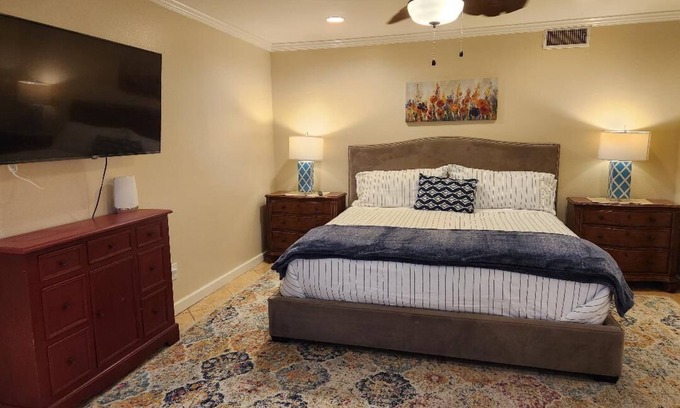 Downey Casa | Nice SoCal Home on quiet cul-de-sac