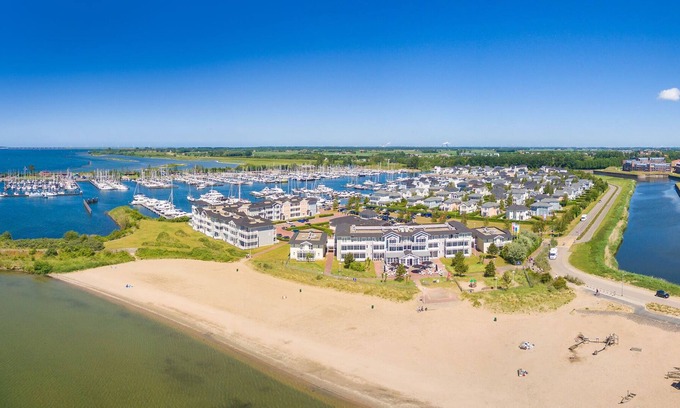 Municipality of Hellevoetsluis Apartamento | Nice suite with seaview at the beach