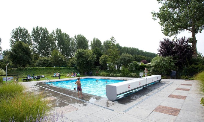 Municipality of Langedijk Casa | Bonita carpa con baño, cerca de un área de recreación.