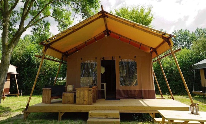 Municipality of Langedijk Casa | Bonita carpa cerca de un área de recreación.