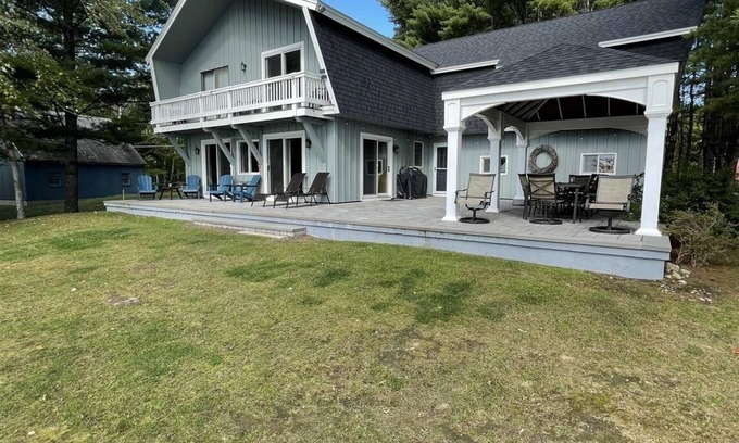 Thompson's Point Casa | Nicely appointed four bedroom shorefront home