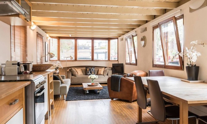 Jordaan Alquiler De Eote | Nicely decorated houseboat-apartment at the canal district in the historic old centre of Amsterdam.