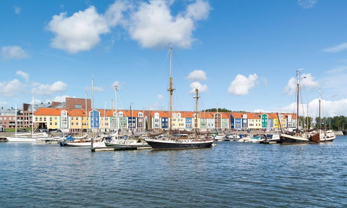 Municipality of Hellevoetsluis Apartamento | Nicely furnished 4-pers. apartment with unique harbor view located at Cape Helius holiday park.
