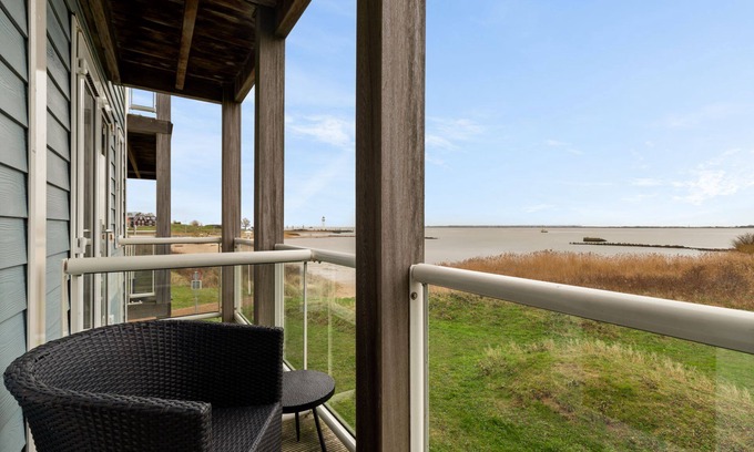 Municipality of Hellevoetsluis Apartamento | Nicely furnished 4-pers. apartment with waterview located at Cape Helius holiday park.