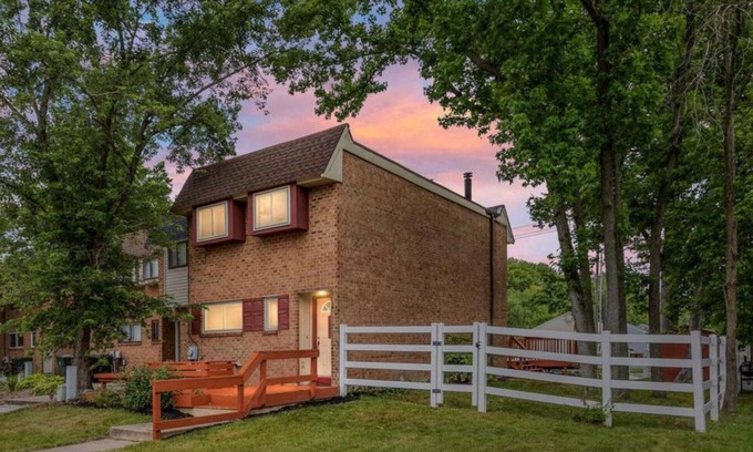 Newark Casa | Nicely renovated end-unit townhome centrally located within the UD campus area.