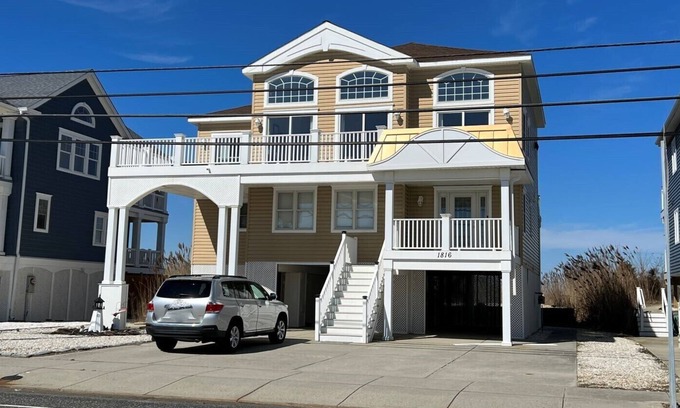Dennisville Casa | ¡Las mejores vistas que Sea Isle tiene para ofrecer! Gran sala con techo de 14 pies. Mira hacia el océano