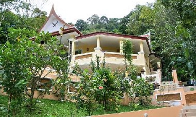 Ban Sakhu Villa | villa enclavada en la ladera de la montaña con piscina infinita