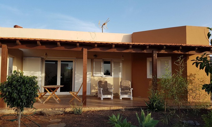 Antigua Casa | Casa Nico. Casa con wifi entre jardines y olivos.