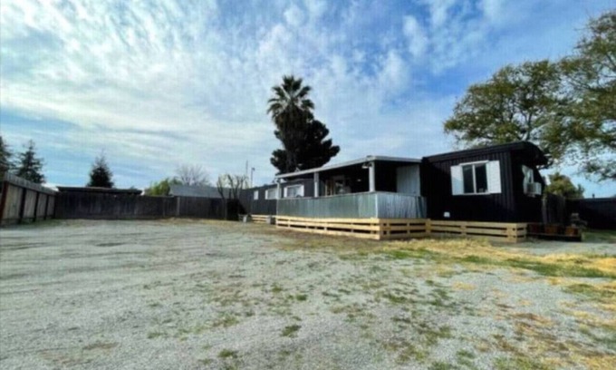 Visalia Casa | Nifty Trailer with Spacious Parking