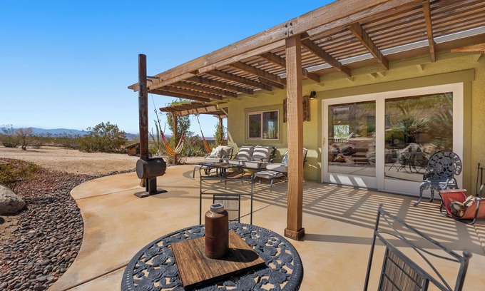 Indian Cove Cabina | Desert Getaway ✫ Sleeps 6 ✫ 10 Acre privado ✫ DirecTV / WiFi ✫ Aire acondicionado