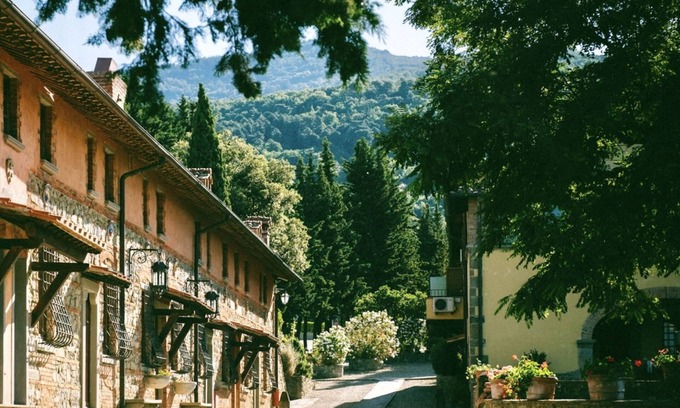 San Donato in Fronzano Apartamento | Nightingale Farm Three-room apartment sleeps 5