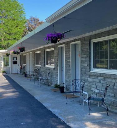 Camillus Hotel | Nightshade Inn & Gardens