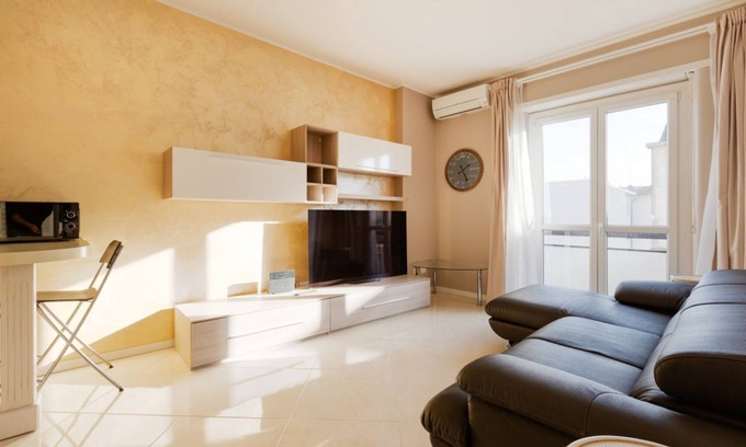 Niguarda Apartamento | Niguarda Bright Apartment w/ Balcony