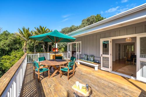 Palm Beach Casa | Nikau Cottage - Palm Beach Holiday Home