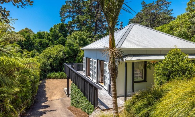 Waiheke Island Casa | Nikau Grove - Onetangi Holiday Home
