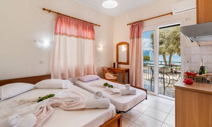 Nikiana Apartamento | Apartamento estudio "Nikiana Club - Studio 5" con vistas al mar, piscina compartida y Wi-Fi