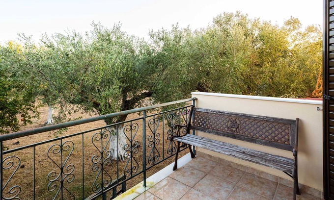 Agrilos Apartamento | Niko's Family Haven - Lagouvardos Garden Gem