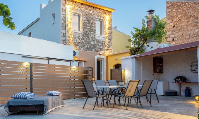 Prines Casa | Nikos StoneHouse family home, located in the center of Prines