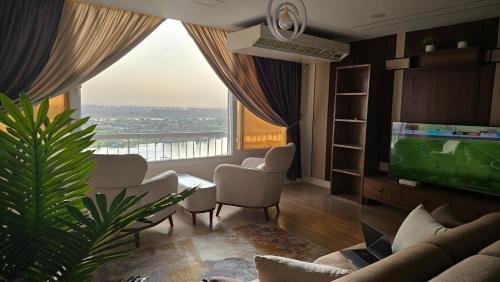 Cairo Apartamento | Nile Retreat The perfect Nile and Pyramids View in Maadi شقة فندقية علي النيل مباشرة
