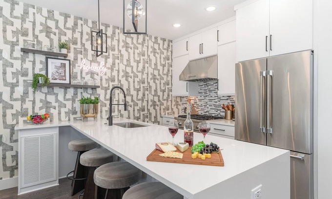Katie Hill Neighborhood Cabaña | Nimbus-rooftop Deck-hot Tub-mins to Broadway