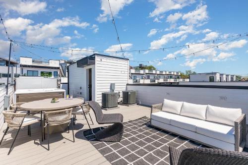 Katie Hill Neighborhood Casa | Nimbus-Rooftop Deck-Hot Tub-Mins to Broadway