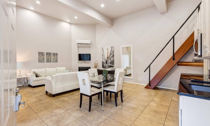 Point Loma Heights Villa | Nimitz & W Point Loma Blvd! Estudio individual con sofá cama doble y loft con reina