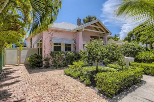 Flamingo Parks Casa | Nini's Cottage - Family-Friendly Pool Days and Cabana Nights Await