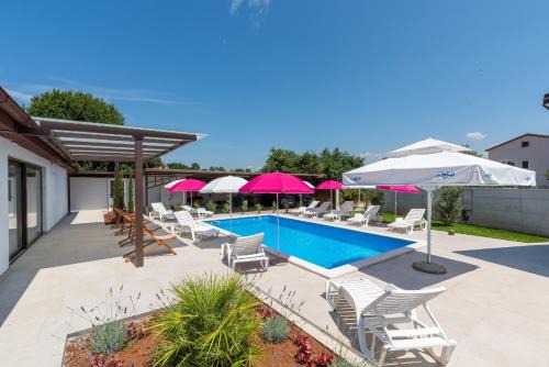 Gulici Casa | Nino with Shared Pool