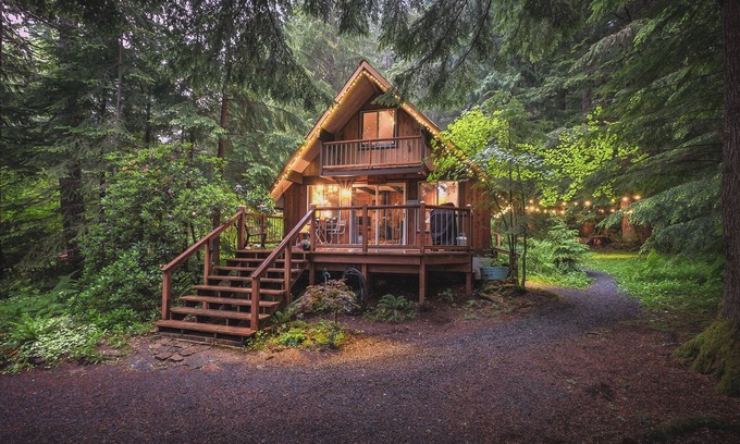 Paradise Estates Cabina | Nisqually Nest Mt Rainier hot tub and sauna