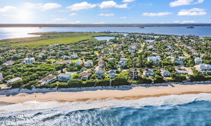 Melbourne Beach Casa | Melbourne Beach in your spacious 5-bed retreat.
