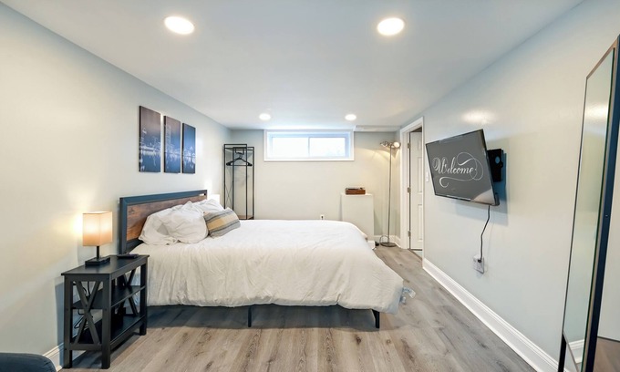 Loch Raven Apartamento | Chic Studio Basement Separate Private Entrance w/ Shared Washer & Dryer