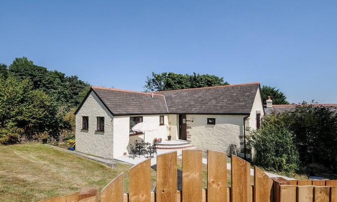 Pensilva Cabaña | NO 1, romantic, with a garden in Liskeard