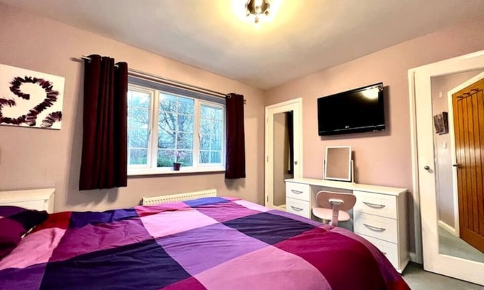 Epsom Casa | No.10 in Epsom (5 bed house) close to common & Horton Park