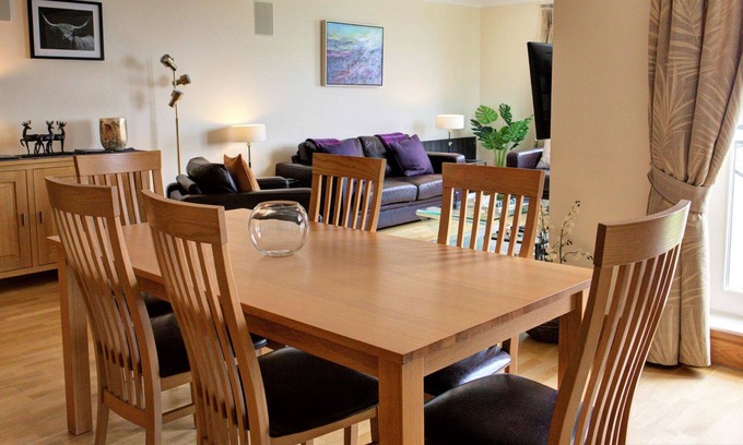 Brora Apartamento | No. 10 The Links - sleeps 4 guests in 2 bedrooms