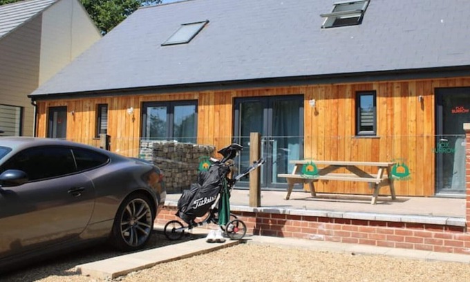 Foxley Cabaña | No.2 Badger Sett. Modern home with hottub in Norfolk