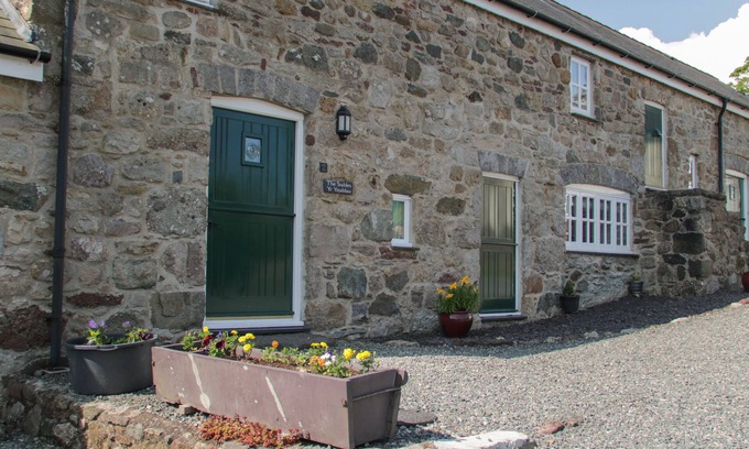 Capel Coch Cabaña | NO 2 THE STABLES, pet friendly, with open fire in Llannerch-Y-Medd
