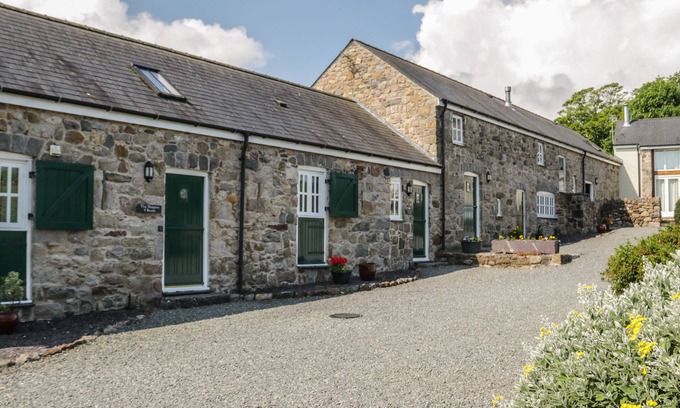 Capel Coch Cabaña | NO 3 THE DAIRY, pet friendly, with open fire in Llannerch-Y-Medd