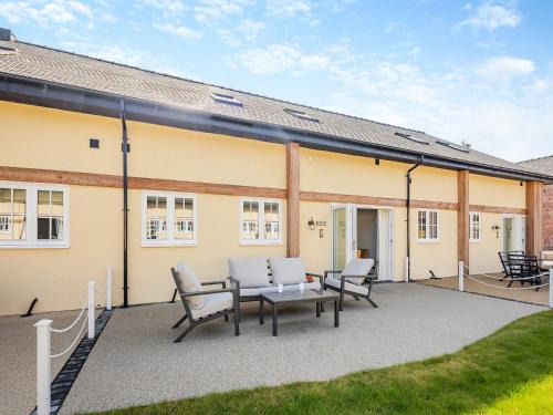 Felton Casa | No 4 - Kempton Park - Uk47939