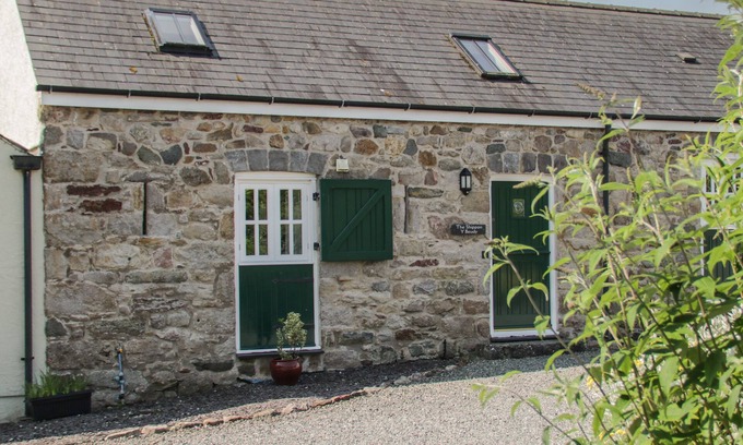 Capel Coch Cabaña | NO 4 THE SHIPPON, pet friendly, with open fire in Llannerch-Y-Medd