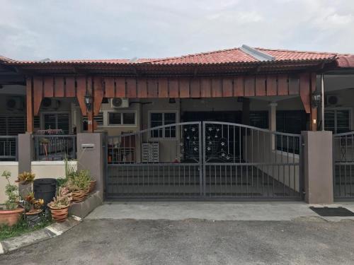 Lumut Casa | No 96 Nazirin Homestay Lumut