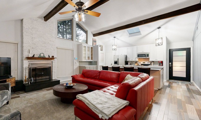 Pottsboro Casa | No Bad Vibes, home near Lake Texoma, outdoor kitchen, huge deck, near boat ramp