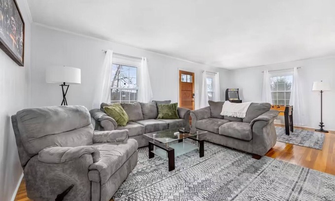 Bristol Casa | No cleanup chores-Fenced yard, arcade, fire pit, close to casino, I81, downtown.
