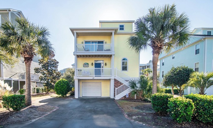 Litchfield by the Sea Casa | No Hurry Private home in Litchfield by the Sea pool access close to beach