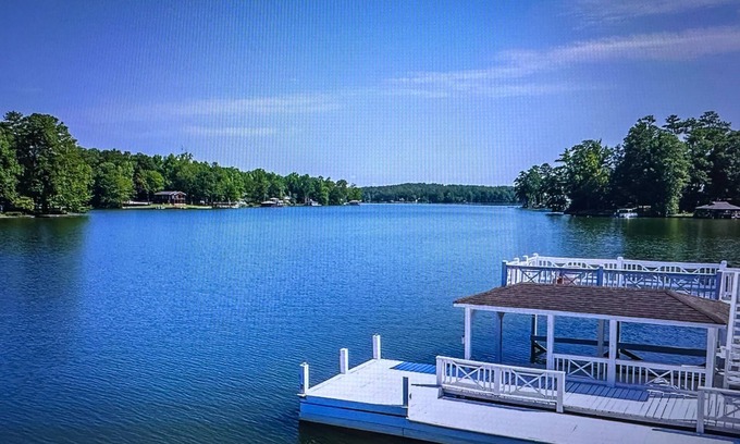 Fortson Casa | Lakefront property with beautiful views, deck, 35 min from Auburn Univ & Stadium