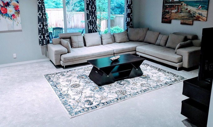 Kirkland Casa | Suite de invitados elegante y espaciosa en una casa encantadora.