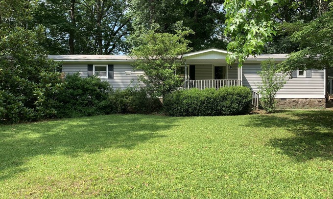 Heber Springs Casa | NO ORDINARY TRAILER! A delightful getaway on The Little Red River with hot tub!