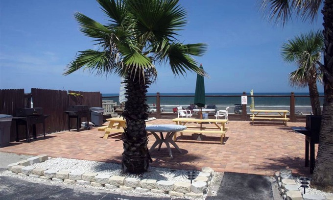 Bridgeport Heights Apartamento | No Shoes? No Shirt? No Problem! Queen studio steps away from Daytona Beach!