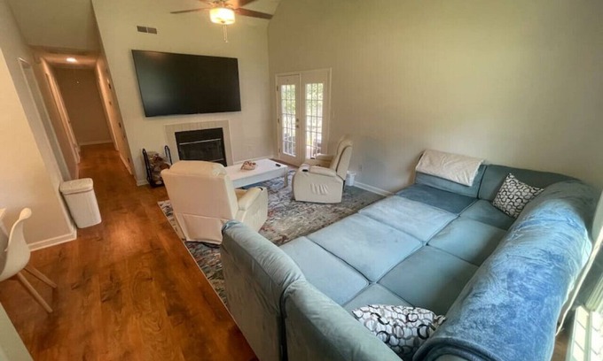 Athens Casa | 🌟🌟No Stairs, 86” TVs, King Beds & Massage Near UGA🌟🌟